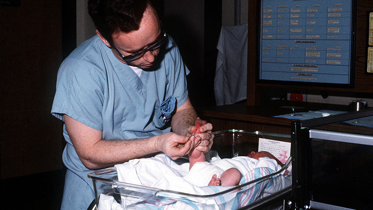 Μωρό με ιικό φορτίο κορωνοϊού 51.418 φορές μεγαλύτερο του συνηθισμένου προβληματίζει τους επιστήμονες